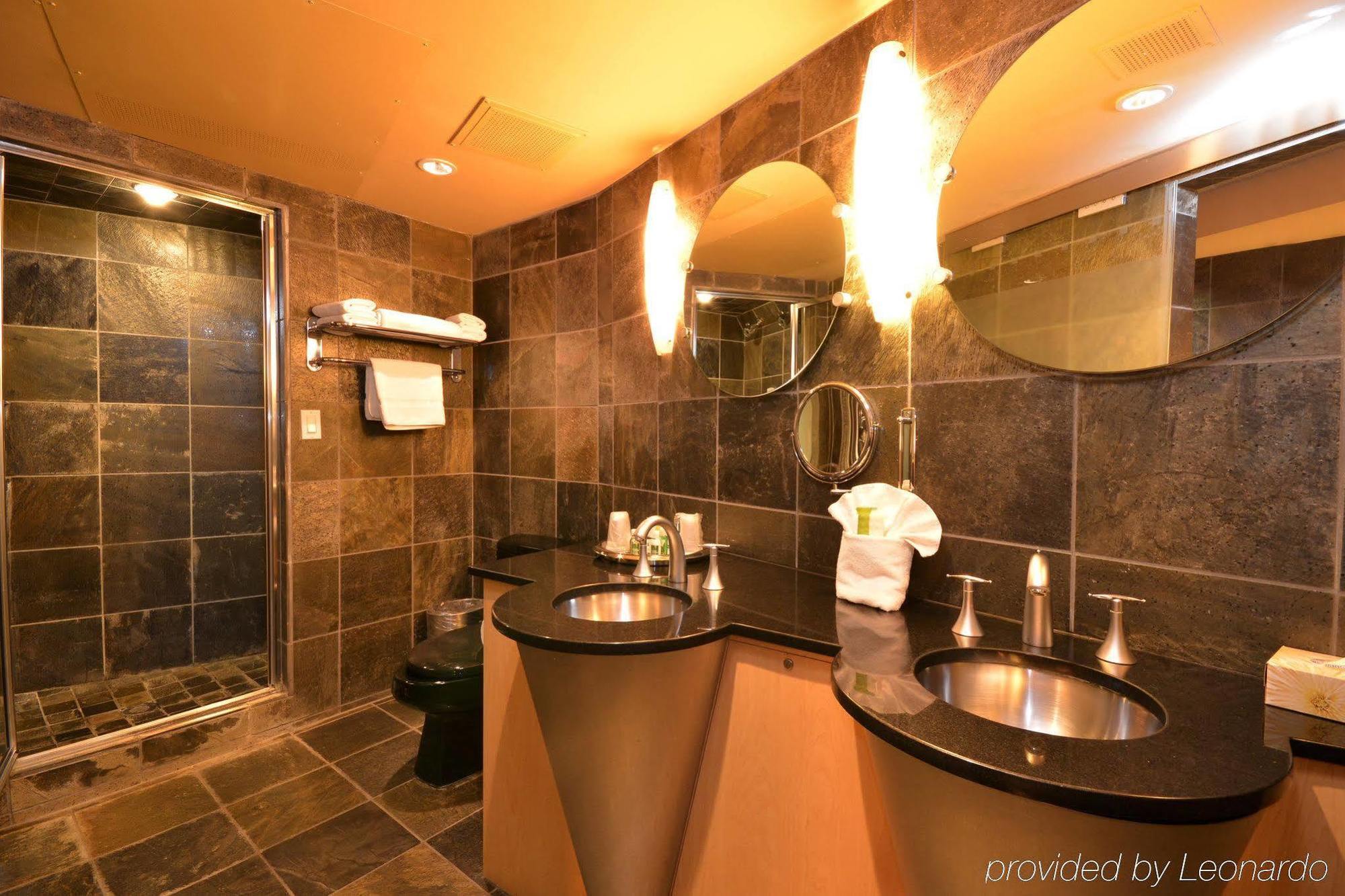 Hotel Ihotel & Conference Centre 3*